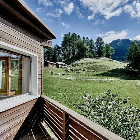 Chalet Mit Traum-panoramasicht In Die Berge Feldis